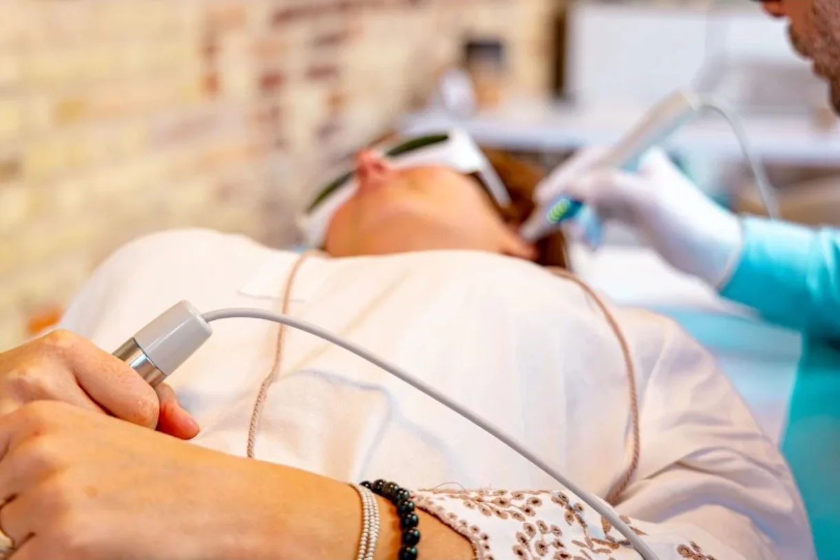Cliente détendue, allongée pendant une séance de réflexologie auriculaire laser chez NovaLaser