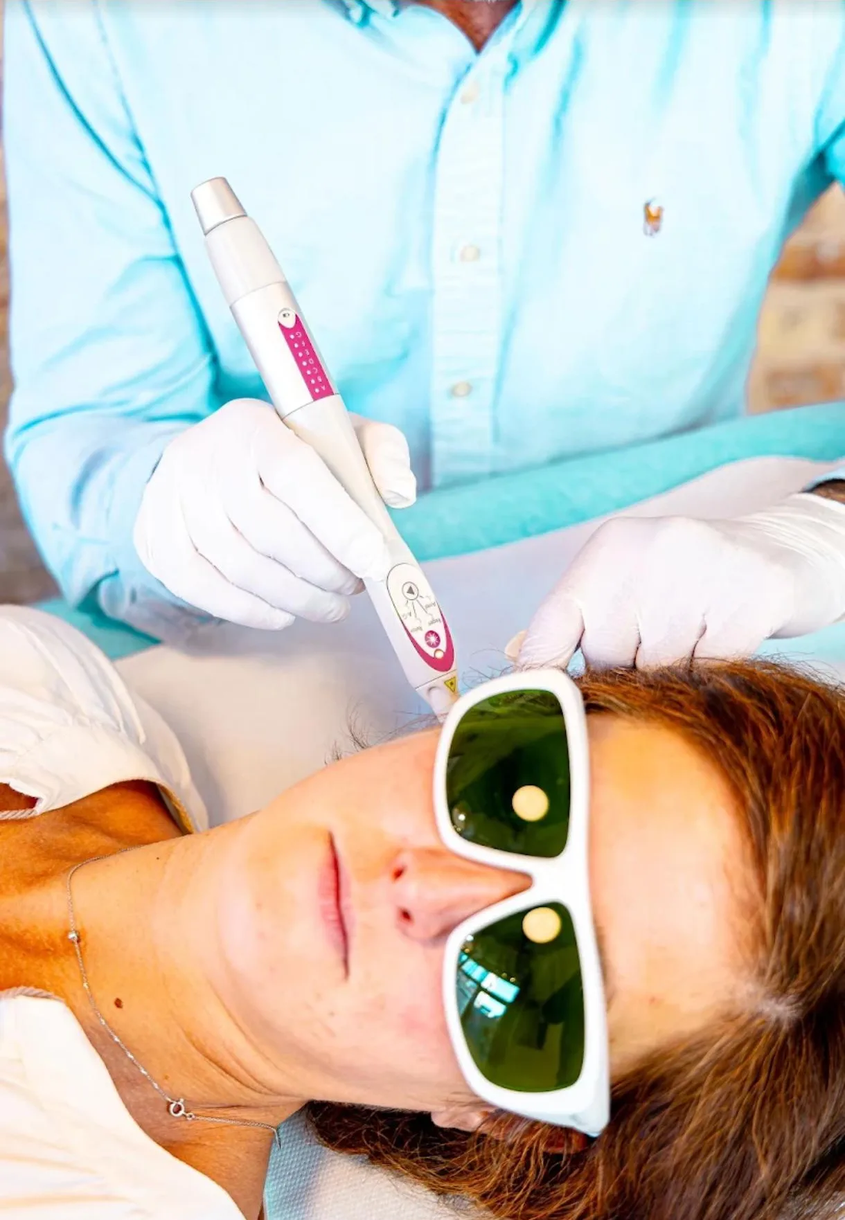 Sébastien applique le stylo laser sur l'oreille d'une cliente lors d'une séance au centre NovaLaser de Valenciennes